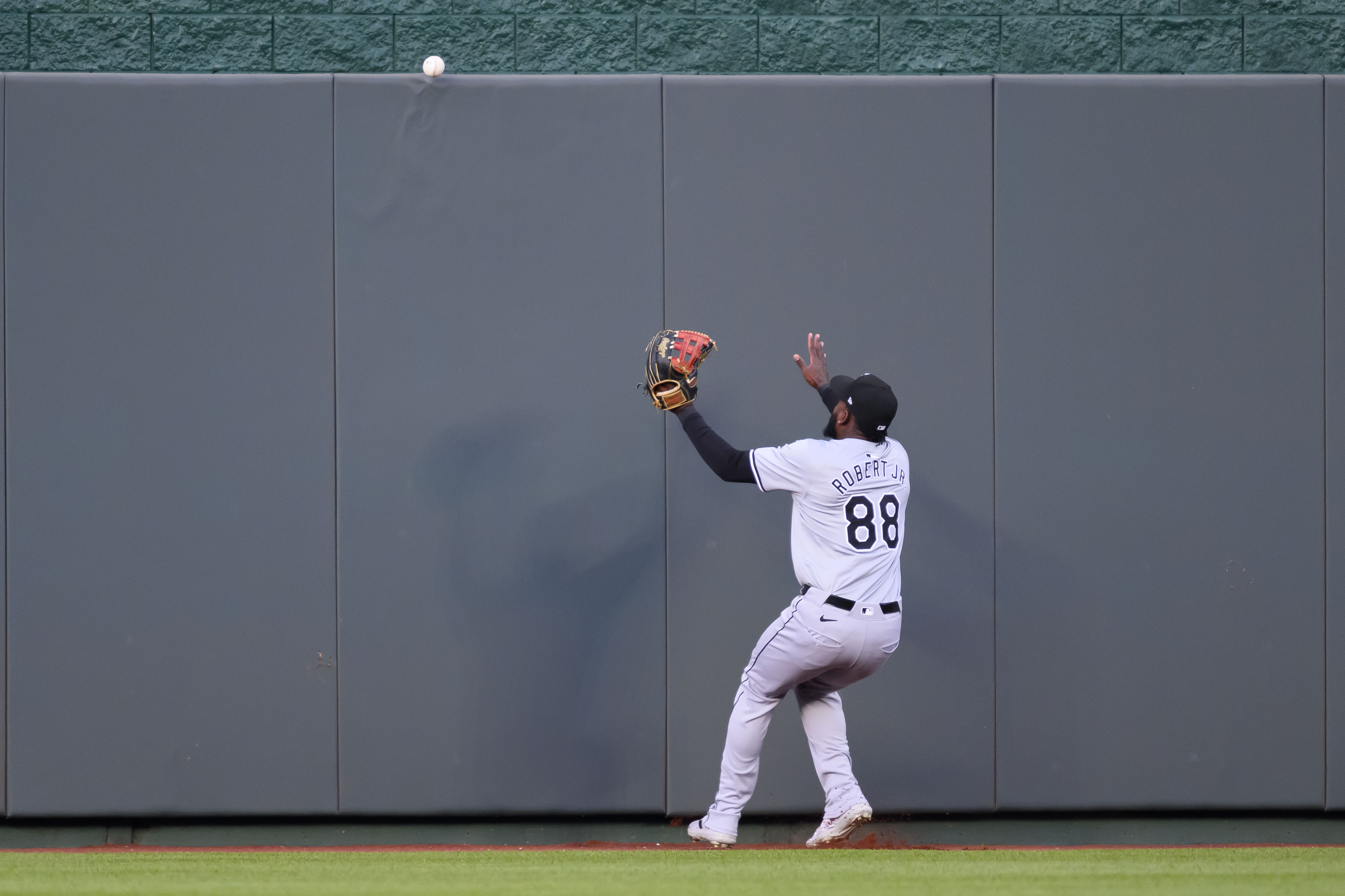Luis Robert Jr. hurt in White Sox' latest loss - Vimarsana News