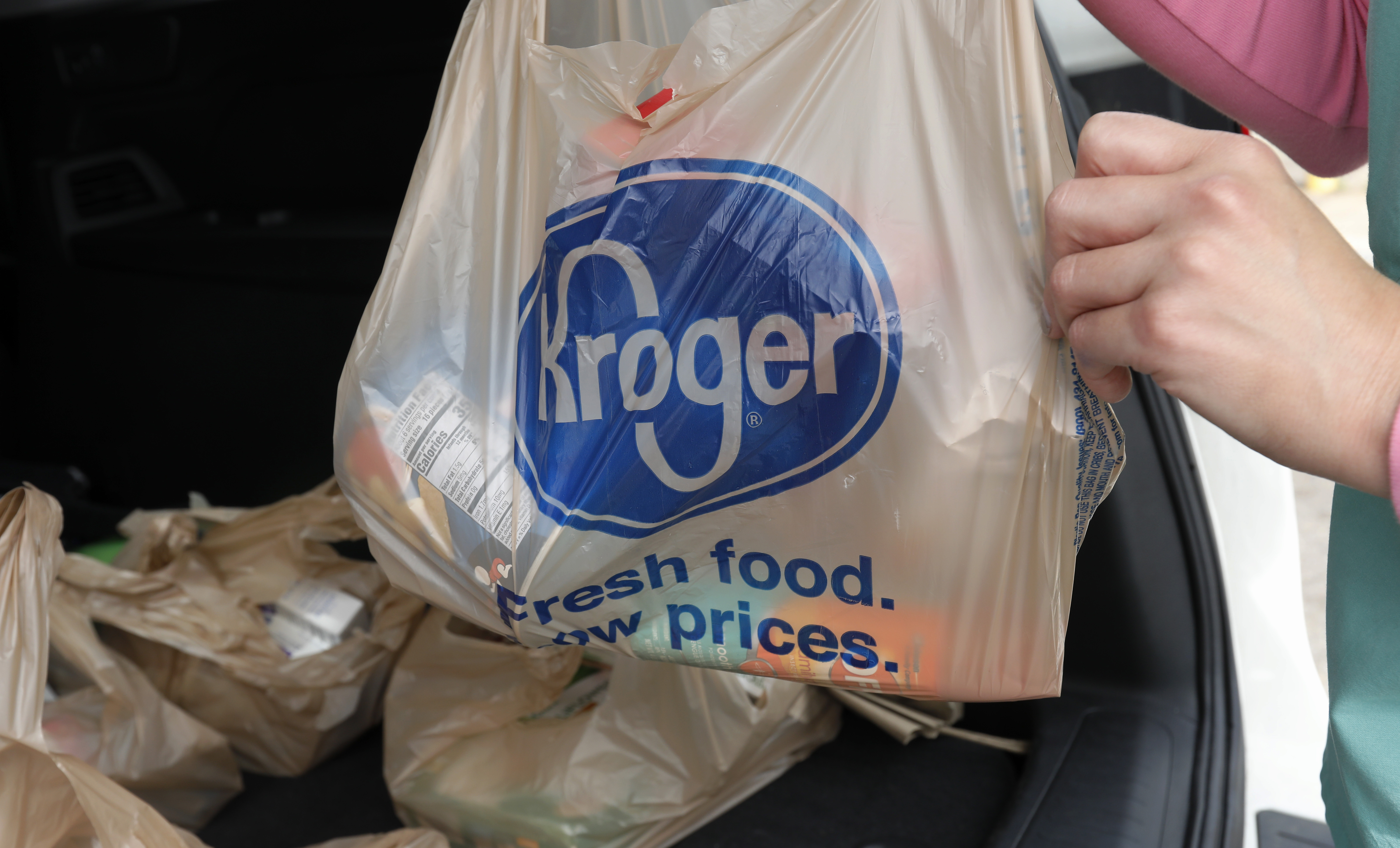 Kroger, Albertsons — still hoping to merge — agree to sell more stores to satisfy regulators - Vimarsana News