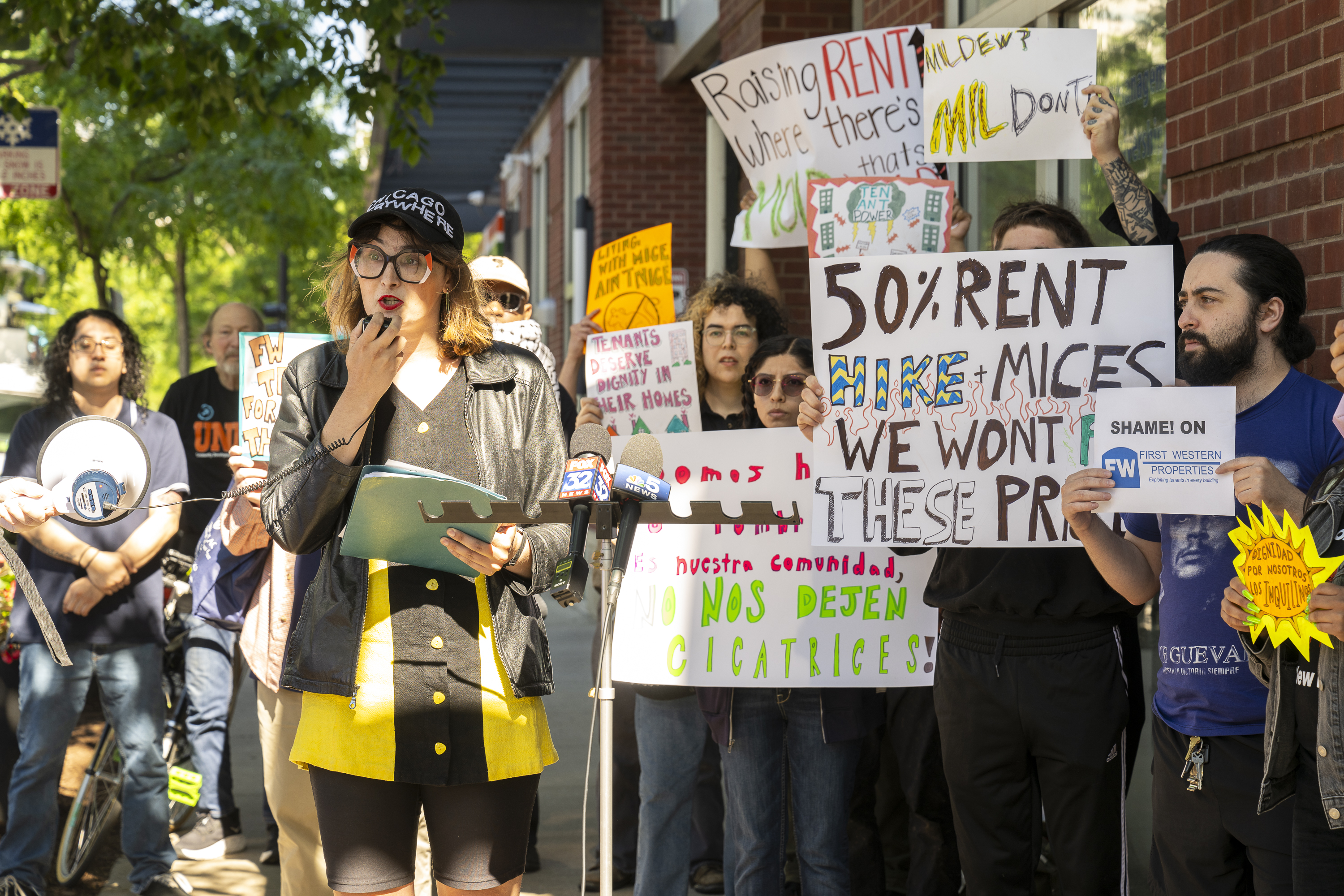 Frustrated Pilsen tenants file suit against landlord, alleging retaliation, lack of repairs - Vimarsana News