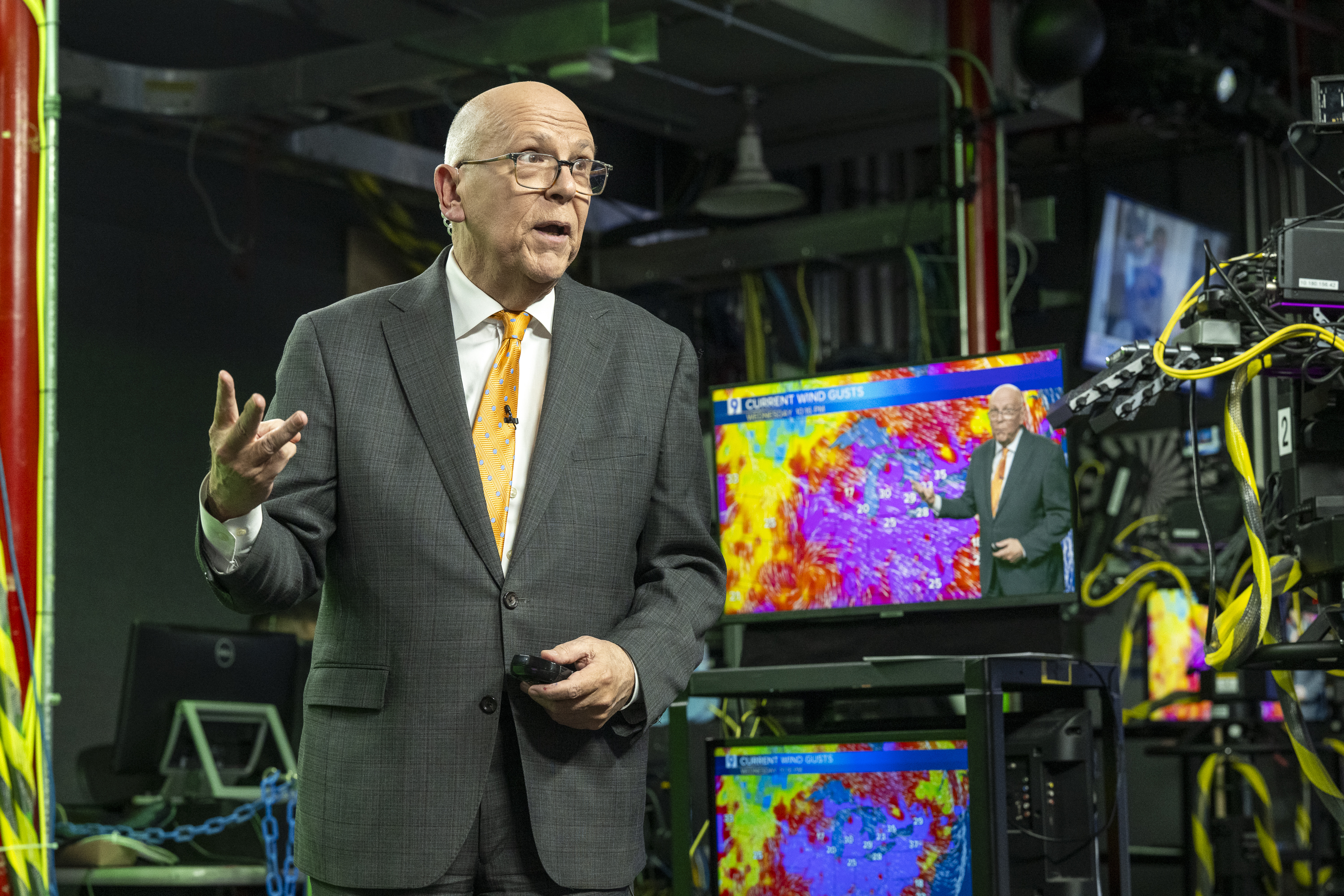 Tom Skilling's final forecast: Longtime WGN-TV meteorologist signs off amid laughter and tears - Vimarsana News