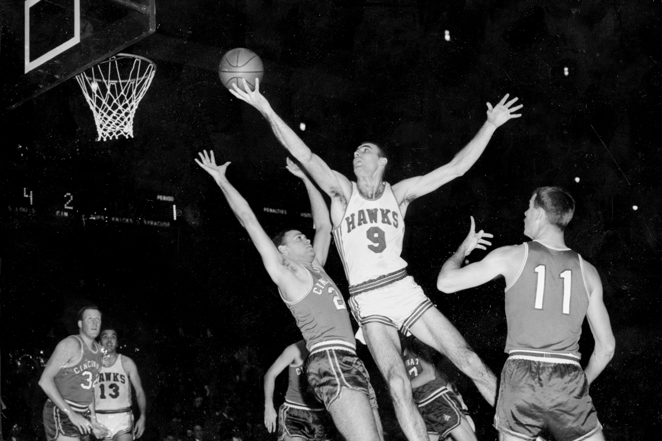 Bob Pettit , the first NBA MVP and Hawks great , dies at 93