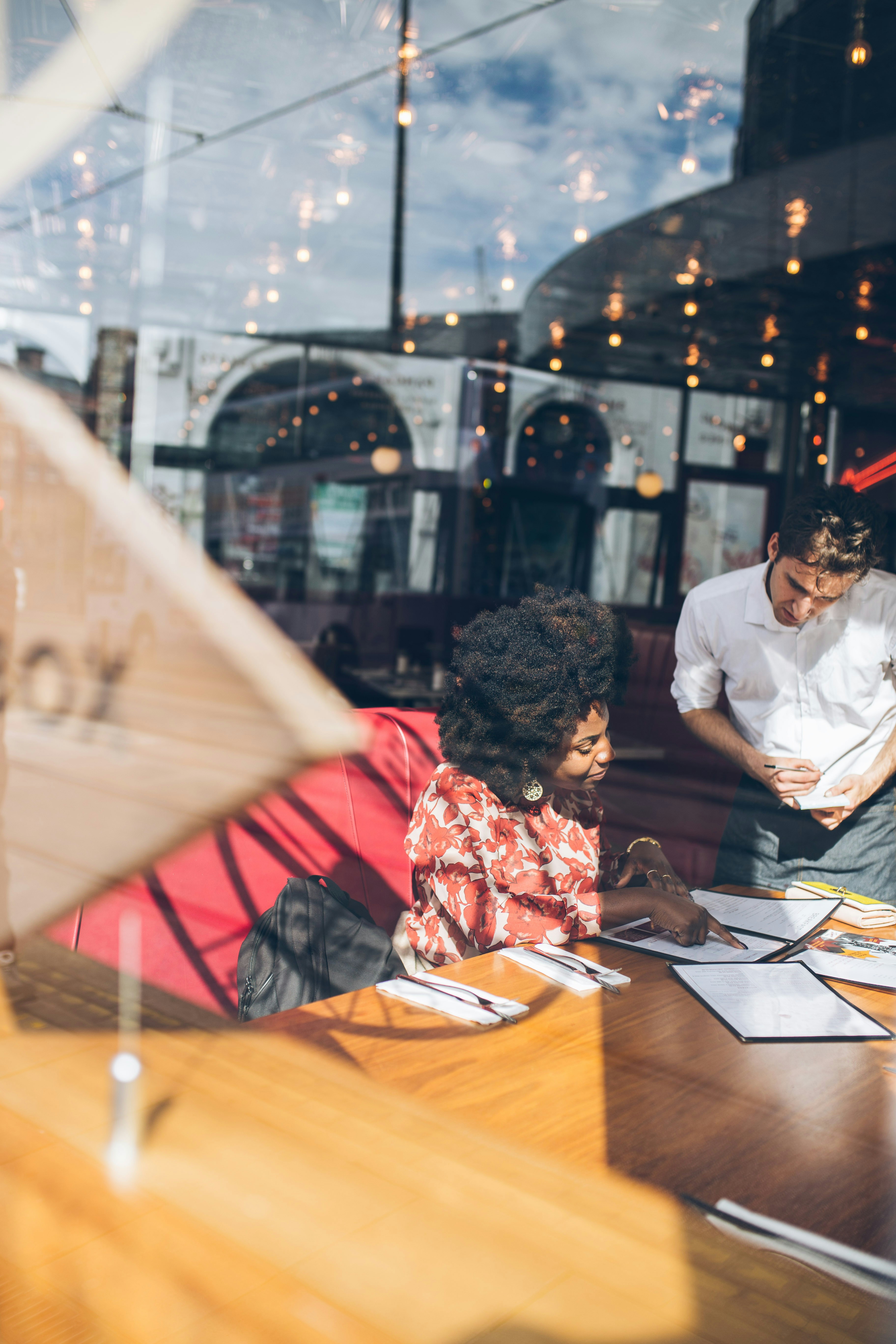 'Feels like home' or sassy entertainment: What restaurant style wins you over? - Vimarsana News