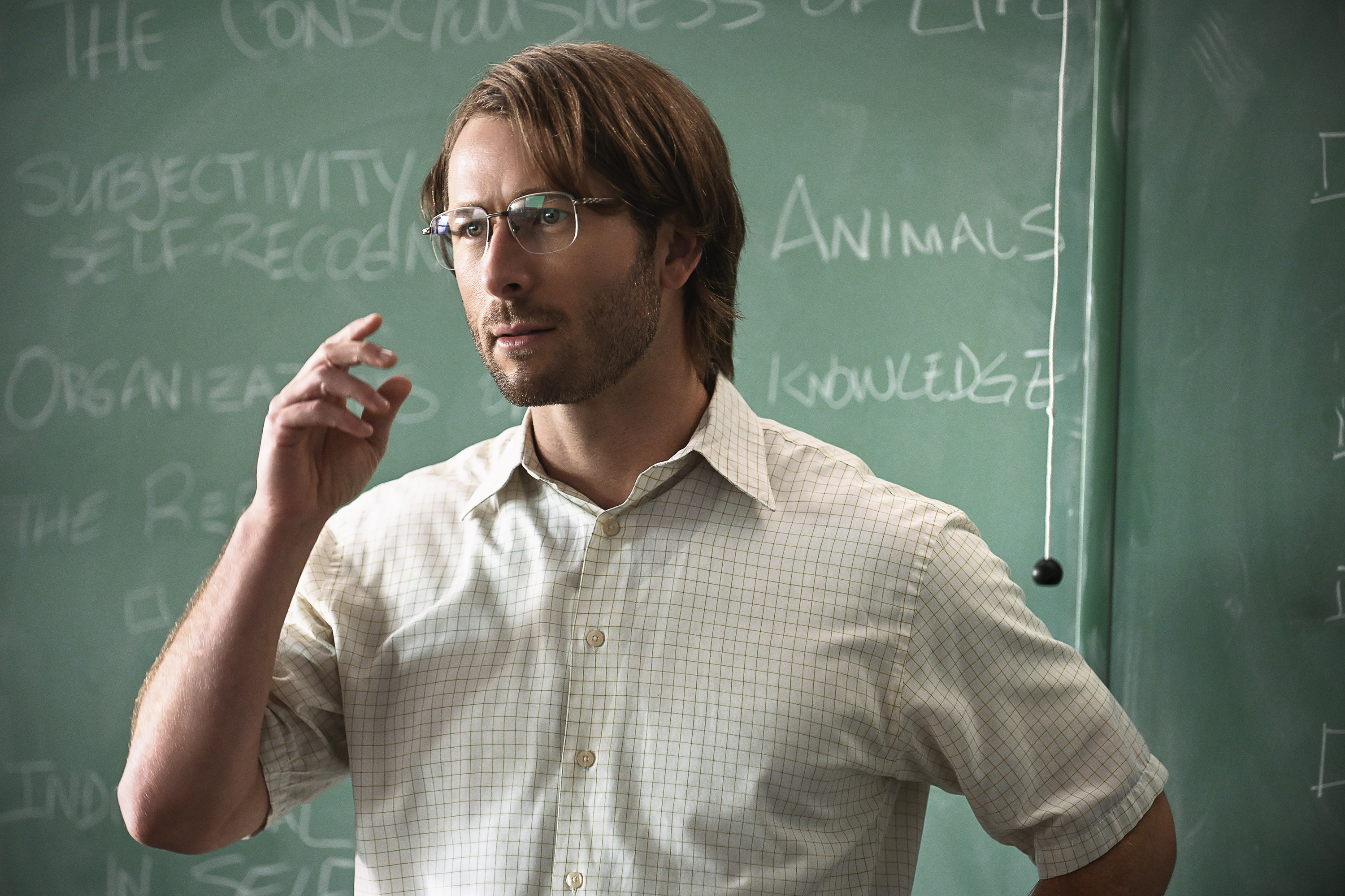 'Hit Man' review: Glen Powell charms as fake assassin flirting with danger — and a client - Vimarsana News